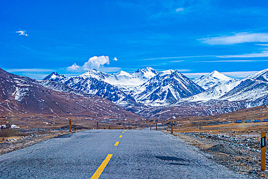 新疆,雪山,山脉,蓝天,白云,公路