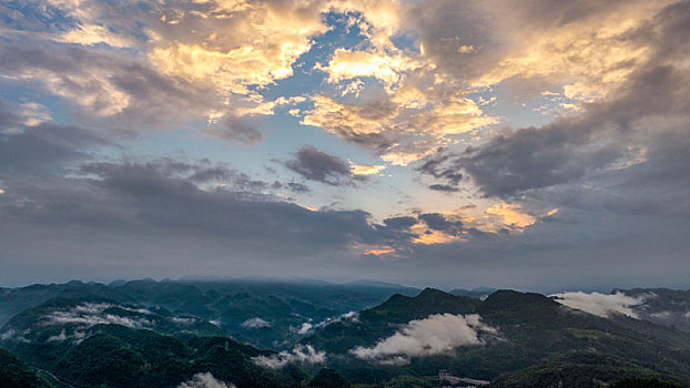 重庆酉阳,西边日落东边雨,山色空蒙景亦奇