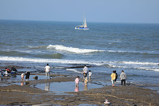 山东省日照市,夏日旅游掀起小高潮,海滨休闲度假人头攒动