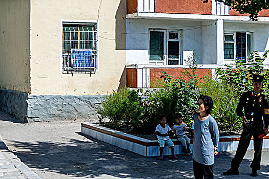 朝鲜开城居民家阳台上架设太阳能光伏电池板应对电力能源短缺