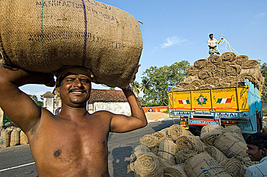 一个,男人,供给,黄麻纤维,包,包装,稻米,泰米尔纳德邦,印度南部,一月,2008年
