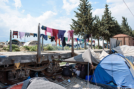 家庭,做饭,火车,上面,洗衣服,弄干,难民,露营,希腊,边远地区,马其顿,四月