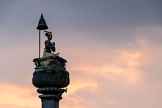 雕塑,柱子,日落,杜巴广场,巴克塔普尔,地区,尼泊尔,亚洲