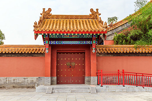 红墙黄色琉璃瓦中式门楼,中国河南省永城汉兴源风景区