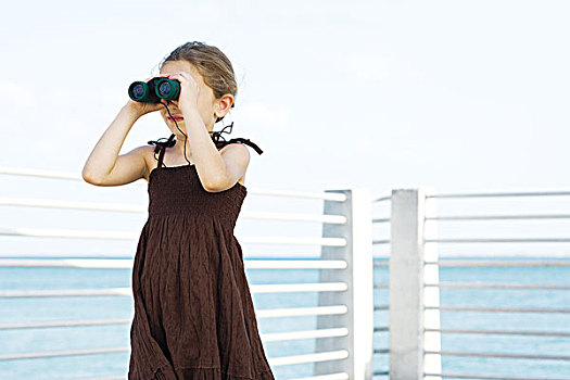 小女孩,站立,户外,看穿,双筒望远镜