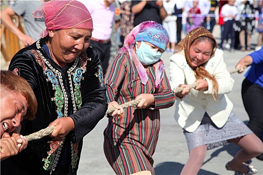 新疆巴里坤,哈萨克族牧民举行拔河比赛