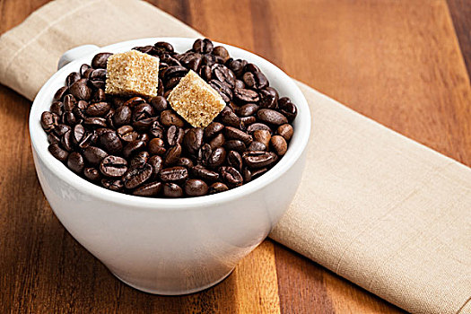 堆积,咖啡豆,杯子,褐色,木桌