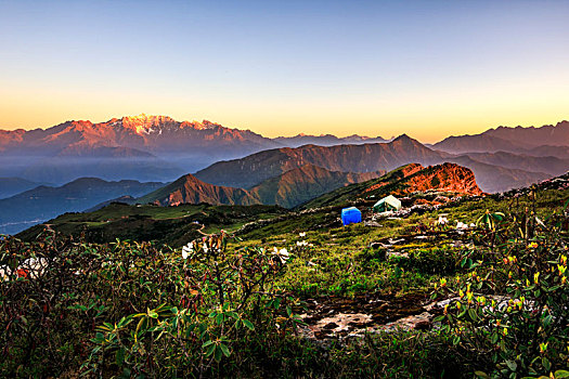 贡嘎山春季全景晨曦远景