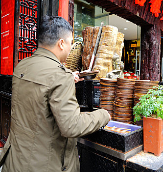 贵州遵义,羊肉粉店打横幅喊顾客自己收碗倡导文明用餐