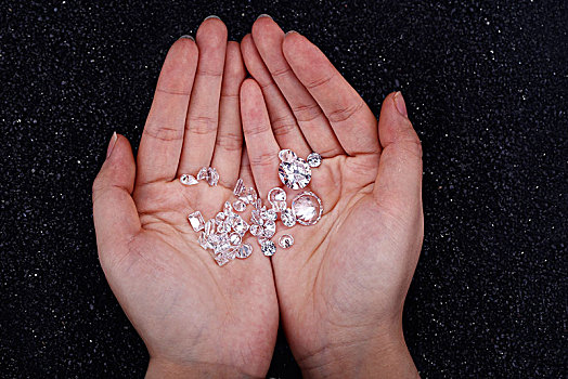 一堆裸钻白钻钻石选钻实拍拍摄海报素材深色黑色背景