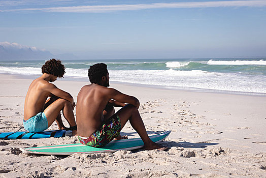 男青年,坐,冲浪板,海滩,阳光