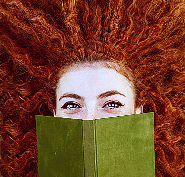年轻,红发,女人,遮盖,书本