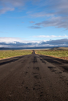 蓝天白云下的的汽车道路