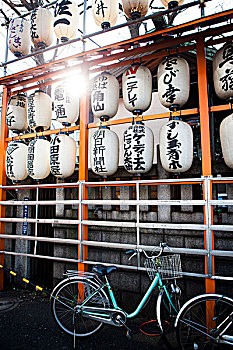 日本灯笼,停放的自行车