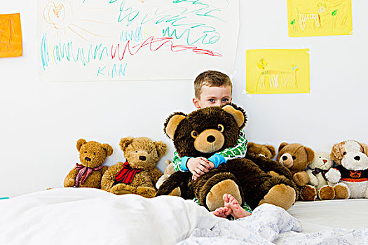 男孩,搂抱,泰迪熊,床