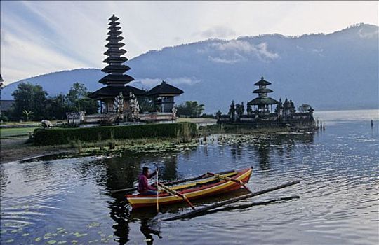 印度尼西亚,巴厘岛,靠近,纯,普拉布拉坦寺,布拉坦湖,庙宇,湖,男人,小船
