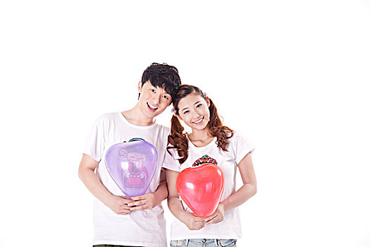 年轻情侣和气球