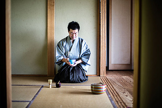 日本,男人,穿,传统,和服,跪着,榻榻米,拿着,茶碗,茶道