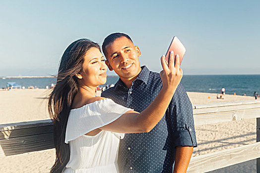 情侣,旁侧,海滩,交谈,智能手机,加利福尼亚,美国