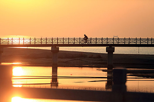 山东省日照市,壮观的海上日出,将海水染成金黄色