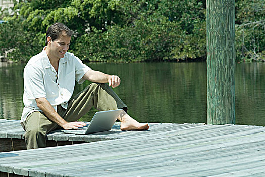 男人,坐,码头,使用笔记本,电脑