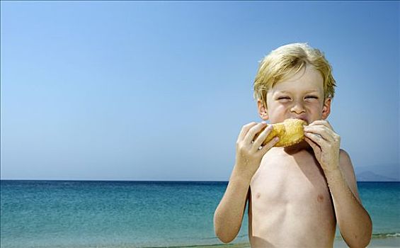 男孩,吃,油炸圈饼,海滩
