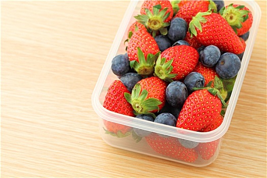 草莓,蓝莓,搅拌,塑料容器