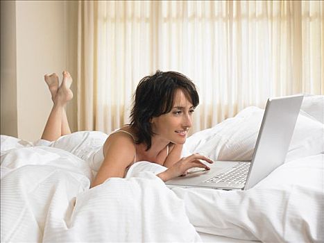 女人,床上,电脑