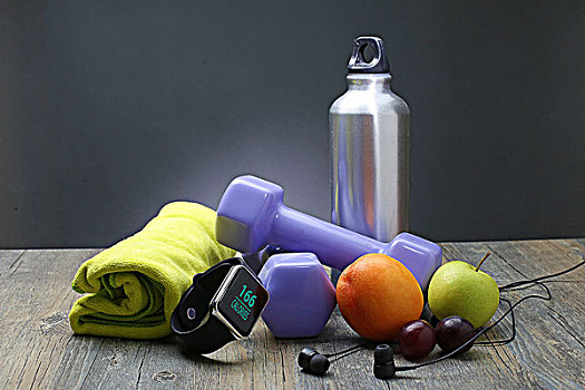 健康生活方式运动哑铃智能手表和水果