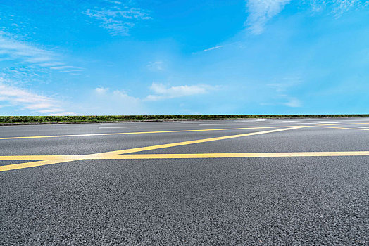 前景为空的道路地面和户外自然景观