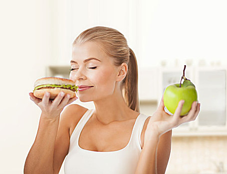 健康,节食,概念,高兴,女人,嗅,汉堡包,拿着,苹果