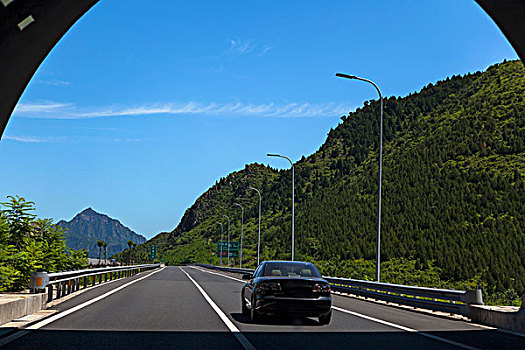 高速公路的隧道