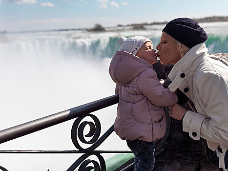 母亲,吻,女儿,2岁,尼亚加拉瀑布,安大略省,省,加拿大,北美