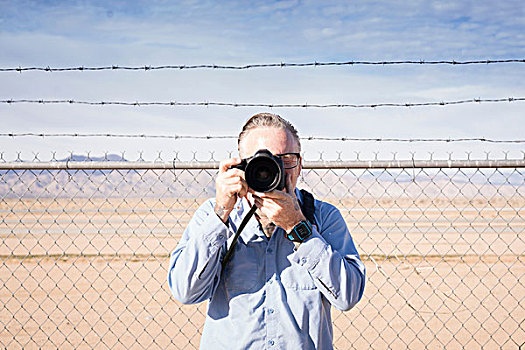 摄影师,正面,刺铁丝网,荒芜,照相,加利福尼亚,美国