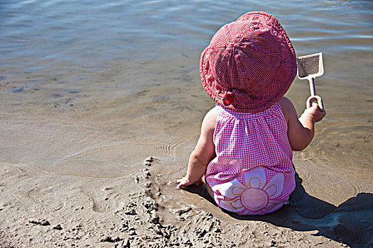 女孩,坐,湿,沙子,边缘,拿着,铲,艾伯塔省,加拿大