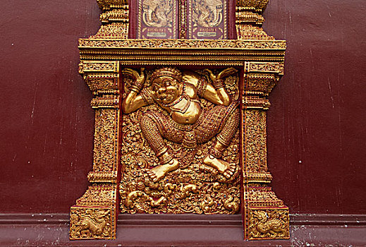 东南亚华丽的神话人物雕塑