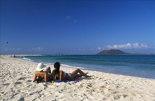 两个女人,躺着,海滩,富埃特文图拉岛,加纳利群岛,西班牙,欧洲