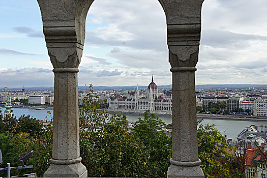 匈牙利布达佩斯,从城堡山渔夫堡远眺城区