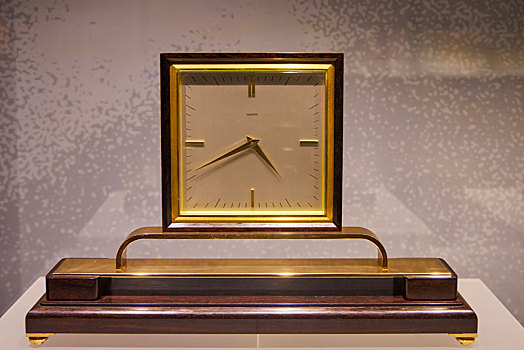 辽宁省大连博物馆馆藏文物,瑞士20世纪木制金属盘台钟