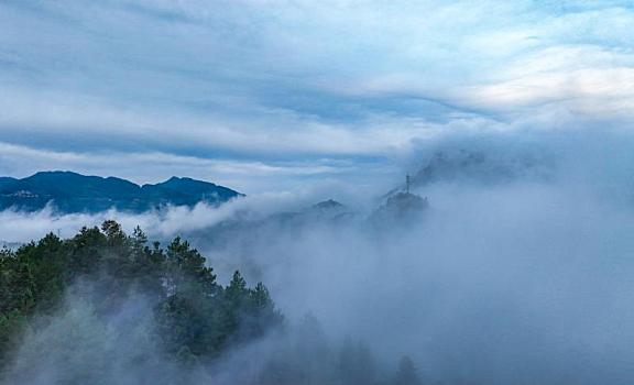 重庆酉阳,晨雾彩林共绘乡村美景