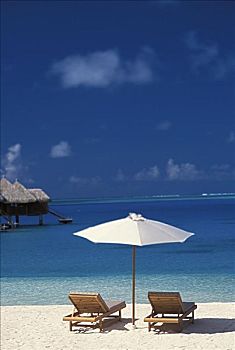 法属玻利尼西亚,波拉岛,椅子,伞,荒芜,海滩,蓝天,水,白沙