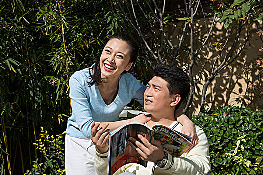 夫妻在花园里看书