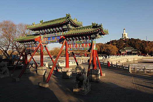 北京北海公园牌楼白塔