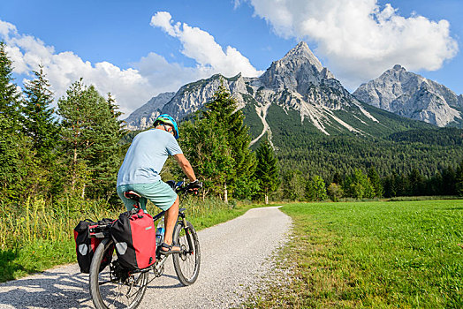 骑车,山地车,自行车道,高山,穿过,背影,山景,提洛尔,阿尔卑斯山,靠近,埃尔瓦尔德,奥地利,欧洲