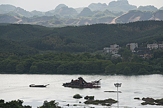 大山,高楼,建筑群,铁塔,河边,捞沙船,丹霞地貌