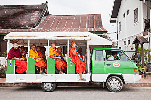 老挝,琅勃拉邦,僧侣,巴士
