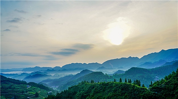 重庆酉阳,清晨山岚美如画