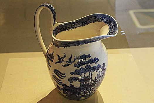 19世纪青花柳树纹样水壶