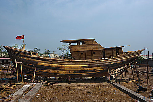 海滩上的木制船只