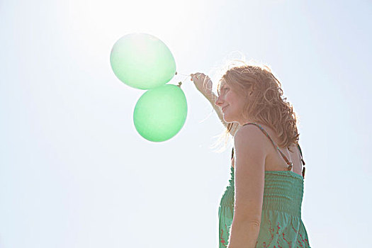 女人,拿着,两个,绿色,气球,威尔士,英国